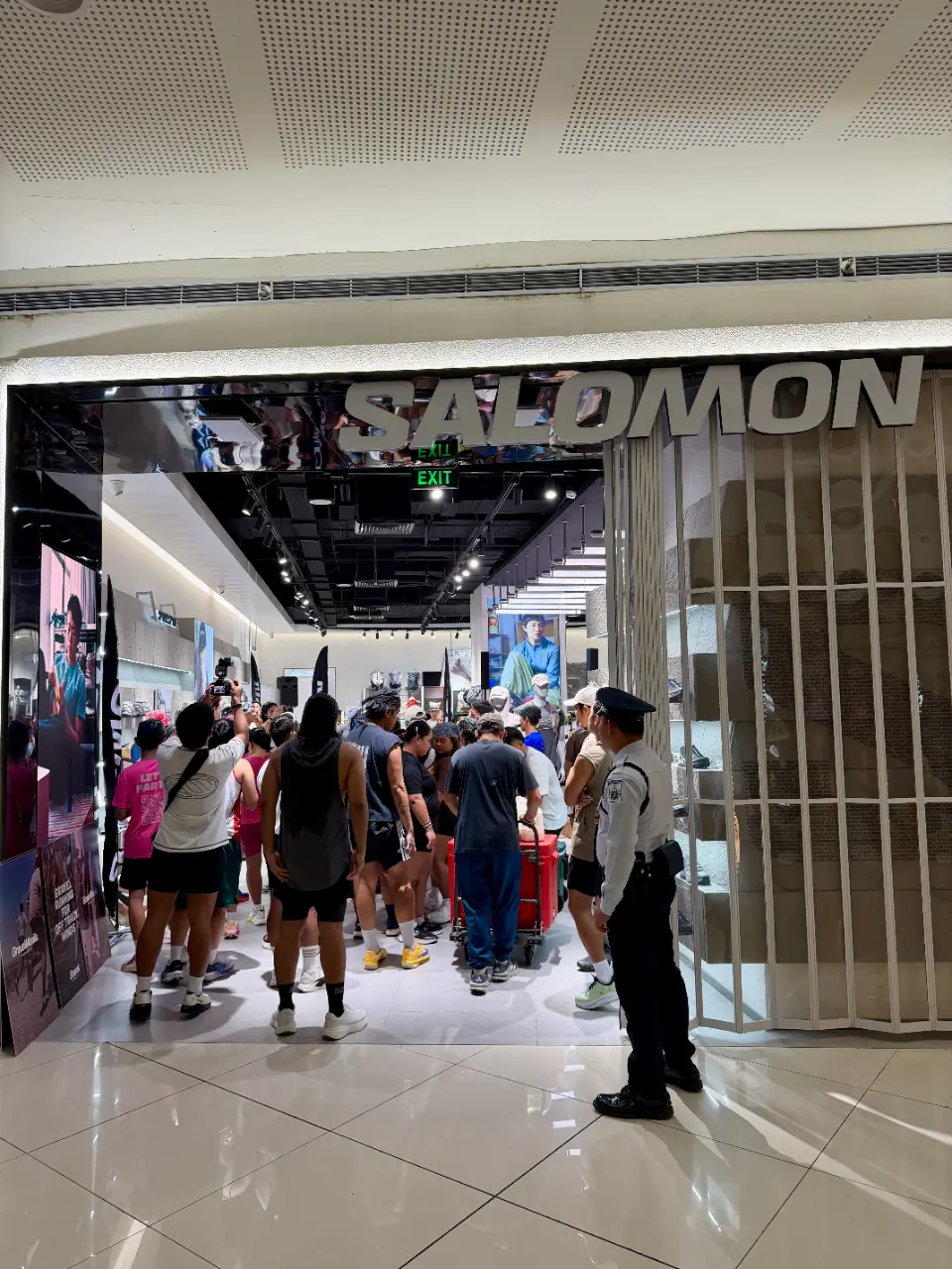 Easy miles around MOA with Salomon.🏃🏾‍♀️ — journal moment 7 of 10
